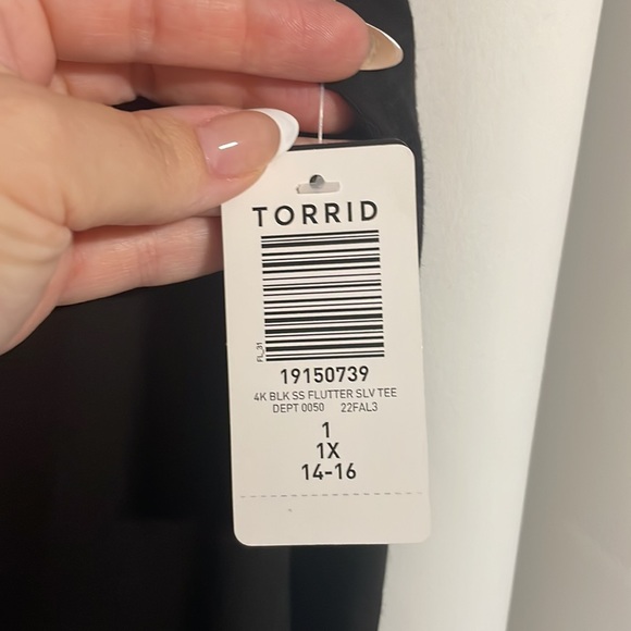 Vneck flutter sleeve tee - Picture 4 of 4